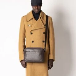 Piquadro Black Square Crossbody Bag IPad 11"/ Pro 9.7" Two Dividers Dark Brown -Secrid || Piquadro || Mywalit Verkoopwinkel ca5086b3 tm dett60