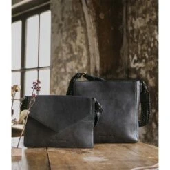 Cowboysbag Sarah Chronis X Bag Salta Schoudertas Hickory -Secrid || Piquadro || Mywalit Verkoopwinkel cowboysbag 3176 bagsalta schoudertas black shoulderbag 100 sfeer 1