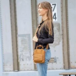 Chesterfield Morena Crossbody Schoudertas Brown -Secrid || Piquadro || Mywalit Verkoopwinkel leren schoudertas cognac morena 1 1