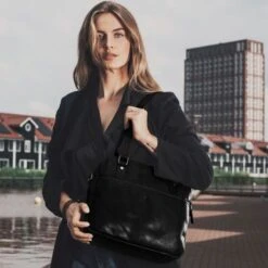 Chesterfield Bilbao Schoudertas Black 13 Chesterfield Bilbao Schoudertas Black -Secrid || Piquadro || Mywalit Verkoopwinkel leren schoudertas zwart bilbao 1