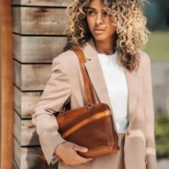 Chesterfield Santorini Schoudertas Cognac -Secrid || Piquadro || Mywalit Verkoopwinkel santorini 2 1 1